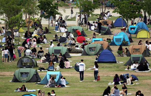한강 공원에 펼쳐진 텐트