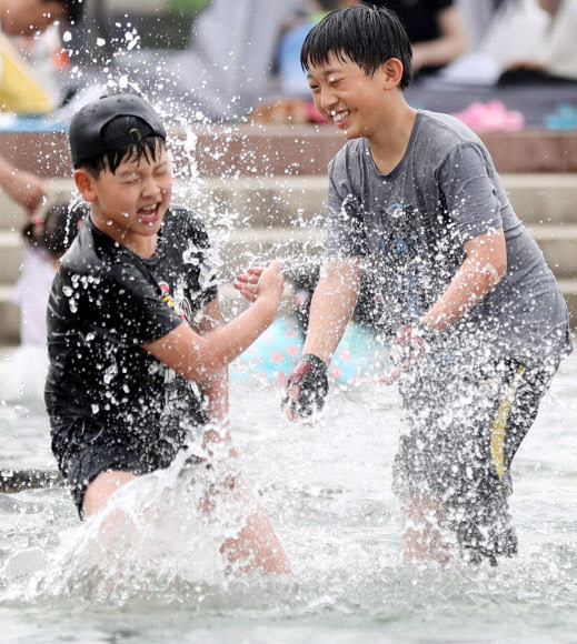 ‘물놀이의 계절이 시작됐다’