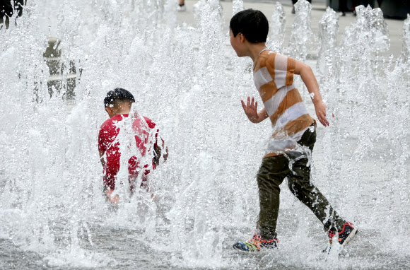 물놀이 하는 아이들