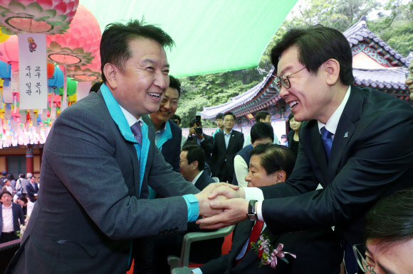 악수하는 이재명과 김영환