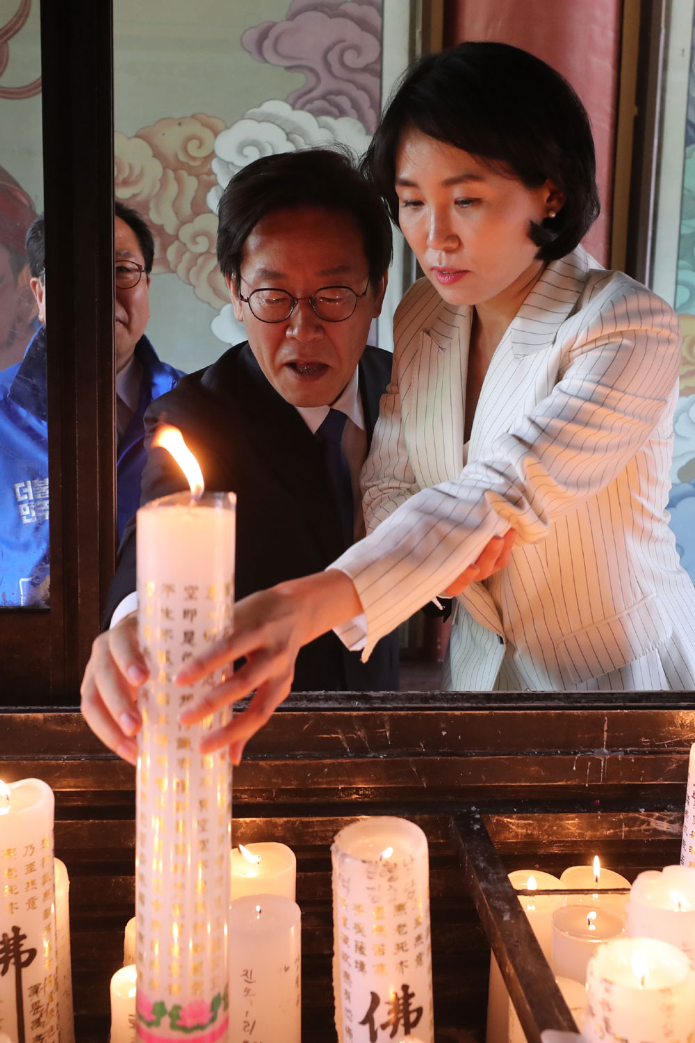 이재명 더불어민주당 경기도지사 후보가 석가탄신일인 22일 경기도 남양주시 봉선사에서 부인 김혜경 씨(오른쪽)와 함께 촛불을 올리고 있다. 2018.5.22 연합뉴스