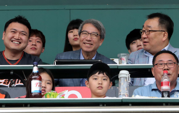 경기장 찾은 정운찬 총재