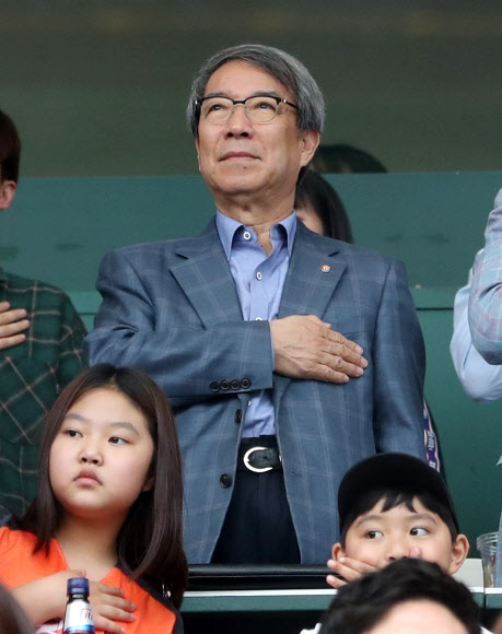 경기장 찾은 정운찬 총재