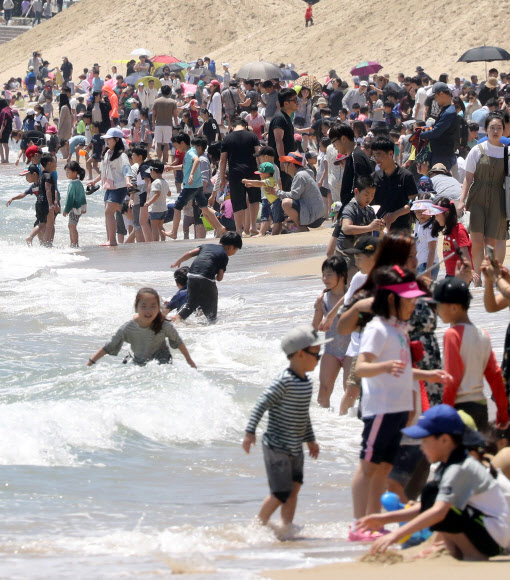 초여름 휴일 해변으로