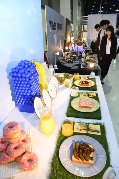 22일 서울 양재동 aT센터에서 열린 ‘제15회 서울 국제 푸드 앤 테이블웨어 박람회’에서 참가자들이 혜전대학교 푸드스타일링 학과 학생들의 부스를 돌아보고 있다. 2018.5.22 이호정 전문기자 hojeong@seoul.co.kr