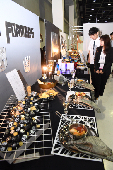 22일 서울 양재동 aT센터에서 열린 ‘제15회 서울 국제 푸드 앤 테이블웨어 박람회’에서 참가자들이 혜전대학교 푸드스타일링 학과 학생들의 부스를 돌아보고 있다. 2018.5.22 이호정 전문기자 hojeong@seoul.co.kr