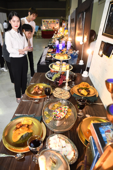 22일 서울 양재동 aT센터에서 열린 ‘제15회 서울 국제 푸드 앤 테이블웨어 박람회’에서 참가자들이 혜전대학교 푸드스타일링 학과 학생들의 부스를 돌아보고 있다. 2018.5.22 이호정 전문기자 hojeong@seoul.co.kr