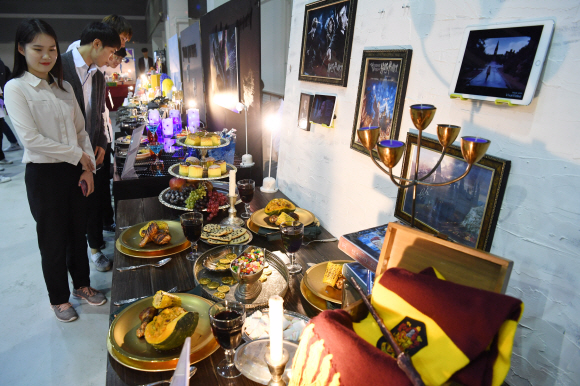 22일 서울 양재동 aT센터에서 열린 ‘제15회 서울 국제 푸드 앤 테이블웨어 박람회’에서 참가자들이 혜전대학교 푸드스타일링 학과 학생들의 부스를 돌아보고 있다. 2018.5.22 이호정 전문기자 hojeong@seoul.co.kr