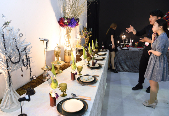 22일 서울 양재동 aT센터에서 열린 ‘제15회 서울 국제 푸드 앤 테이블웨어 박람회’에서 참가자들이  부스를 돌아보고 있다. 2018.5.22 이호정 전문기자 hojeong@seoul.co.kr