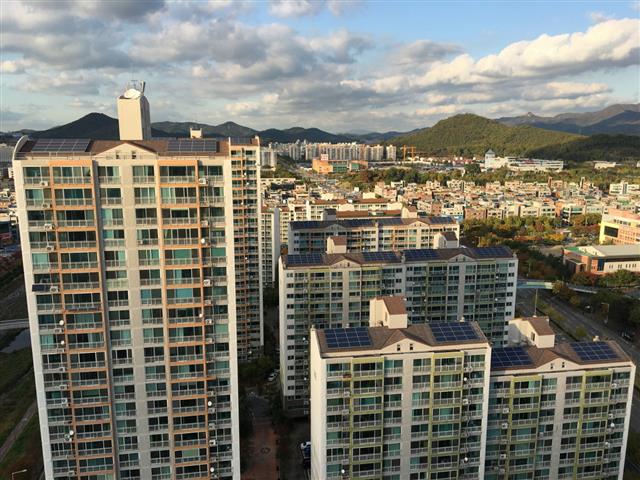 경기 안산 푸르지오 2차 아파트 단지는 2016년 ‘공동주택 태양광 대여사업’에 참여해 세대당 공동 전기요금을 월 평균 2500원가량 절감했다.  한국에너지공단 제공