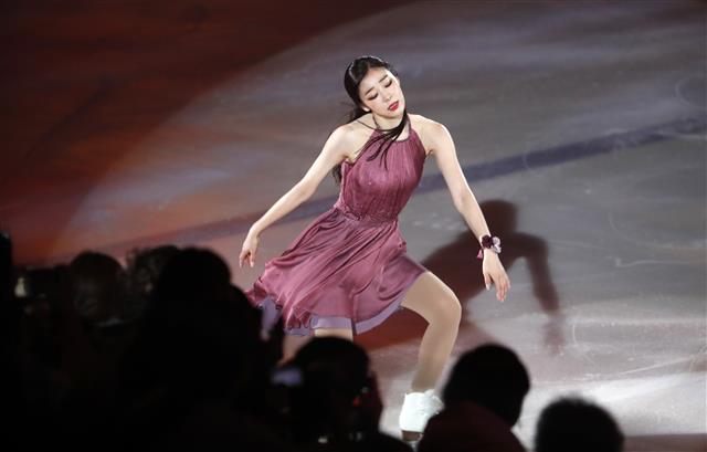 빙판 위 연기 선보이는 김연아