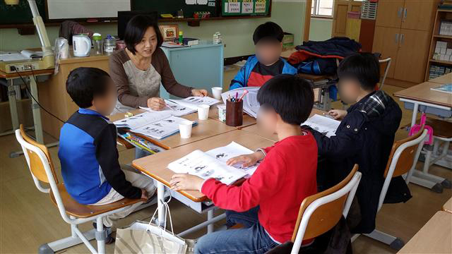 전영숙 경북 왜관초 교사가 교실에서 다문화 가정 아이들에게 우리말을 가르치는 모습. 전영숙씨 제공