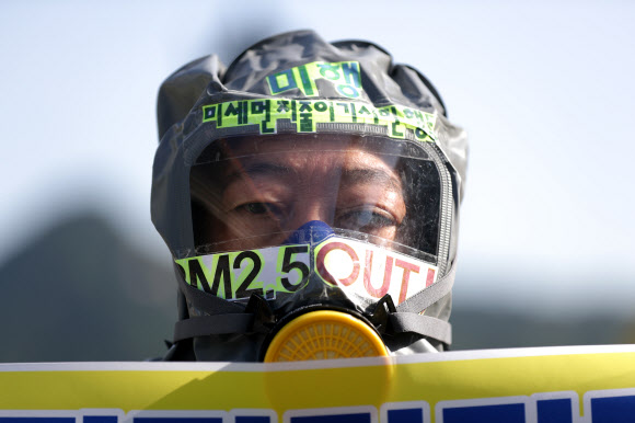 녹색자전거봉사단연합 관계자들이 23일 오전 서울 광화문사거리에서 대중교통 이용 및 차량2부제 참가 독려 캠페인을 벌이고 있다. 2018.5.23  연합뉴스