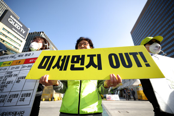 녹색자전거봉사단연합 관계자들이 23일 오전 서울 광화문사거리에서 대중교통 이용 및 차량2부제 참가 독려 캠페인을 벌이고 있다. 2018.5.23  연합뉴스