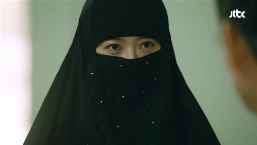 드라마 ‘미스 함무라비’의 초임판사 박차오름(고아라)은 니캅을 입고 나타나 여성의 복장과 태도에 대한 왜곡된 인식을 꼬집는다.<br>JTBC 제공