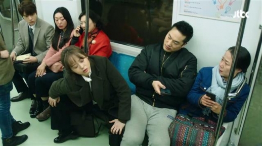 드라마 ‘미스 함무라비’의 초임판사 박차오름(고아라)은 지하철에서 다른 사람을 배려하지 않는 ‘쩍벌남’에게 재치 있게 대응한다. <br>JTBC 제공