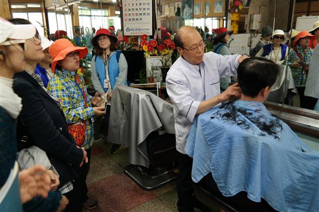 53년 경력의 문화이용원 이발사 지덕용씨가 손님 머리를 다듬고 있다.