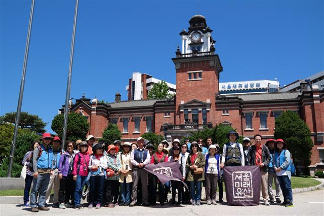 한국에서 가장 오래된 근대병원 건물인 대한의원 앞에서 참가자들이 기념사진을 찍고 있다. 지금은 서울대병원 의학박물관으로 쓰고 있으며 의학 관련 유물과 문서들을 보존·전시하고 있다.