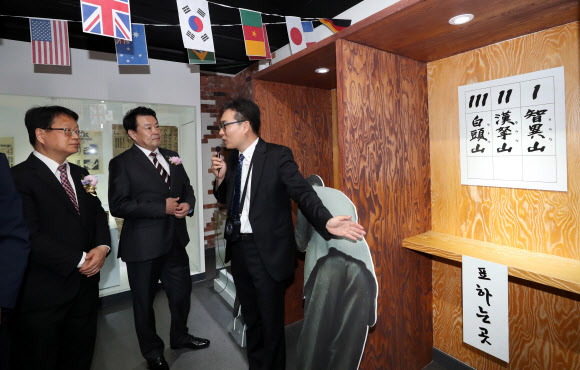 선거역사 전시관 살펴보는 참석자들