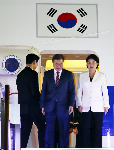 문 대통령, 미국 방문 마치고 귀국