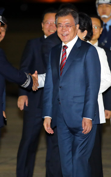 귀국 영접 받는 문 대통령