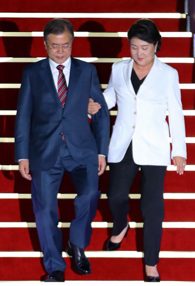 미국 방문 마치고 귀국하는 문 대통령 내외