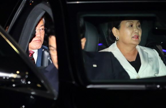 차량 올라 공항 떠나는 문 대통령 내외