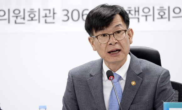 김상조 공정거래위원장이 24일 오전 국회 의원회관에서 열린 상생협력 생태계 구축 당정협의에서 발언하고 있다. 이종원 선임기자 jongwon@seoul.co.kr