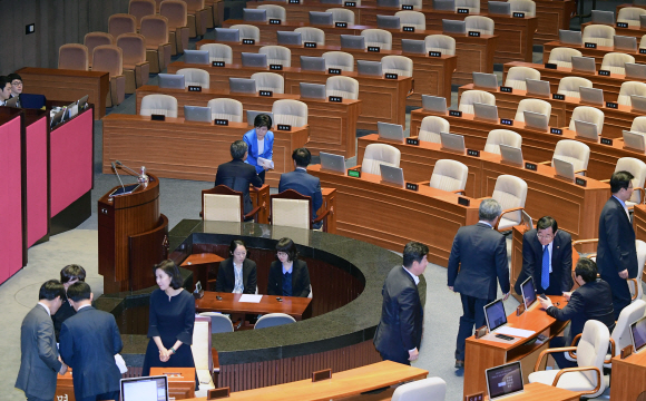 24일 국회에서 문재인 대통령이 발의한 헌법개정안을 심의하기 위해 열린 본회의에 자유한국당 등 야당 의원들의 의석이 비어있는 가운데 여당의원들이 투표를 하고 있다. 2018.5.24.     이종원 선임기자 jongwon@seoul.co.kr