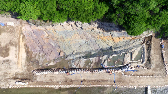 울산 반구대 암각화 주변서 공룡발자국 30개 추가 확인