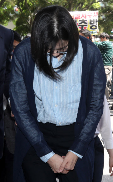 다시 고개 숙인 조현아