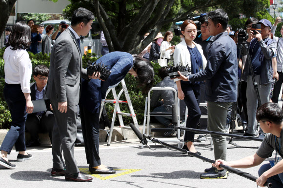 어딘가로 고개 숙인 조현아