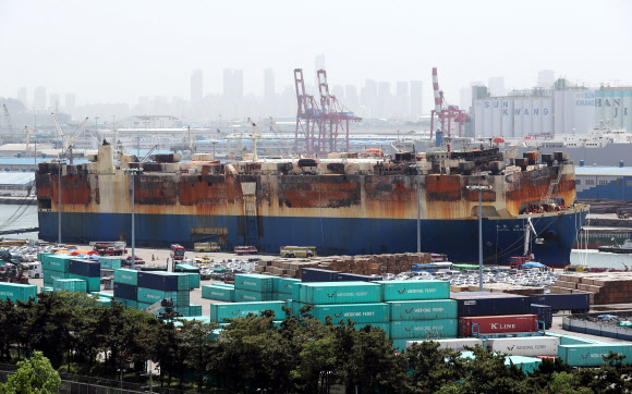 나흘 만에 화재 진화된 인천항 화물선