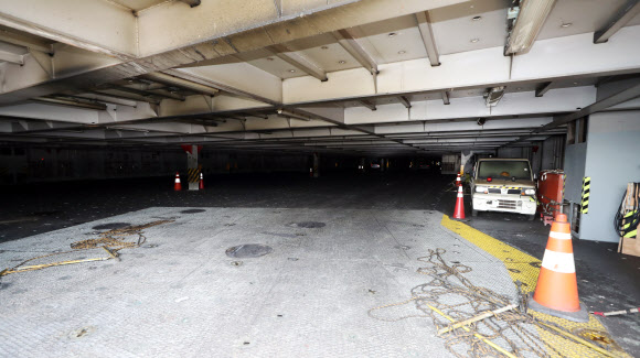 연기 걷힌 인천항 화물선 선미 내부