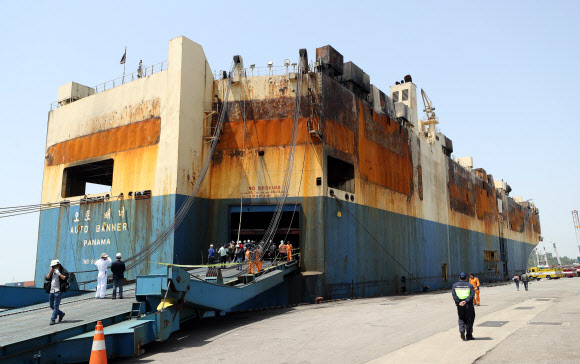 나흘 만에 화재 진화된 인천항 화물선