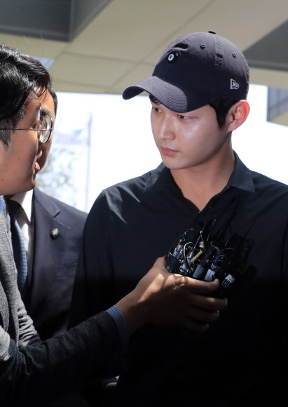 취재진 바라보는 배우 이서원