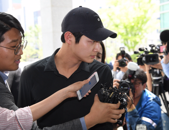 동료 여성연예인을 성추행하고 흉기로 협박한 혐의를 받는 배우 이서원 씨가 24일 오후 피의자 신분으로 조사를 받기 위해 서울 송파구 서울동부지검으로 들어서고 있다. 최해국 선임기자seaworld@seoul.co.kr