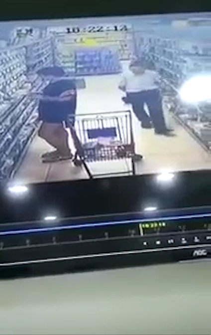 중국 한 마트에서 여성 스커트 속을 훔쳐 보는 남성 모습(유튜브 영상 캡처)