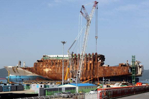 선체 좌현 드러내기 시작한 세월호