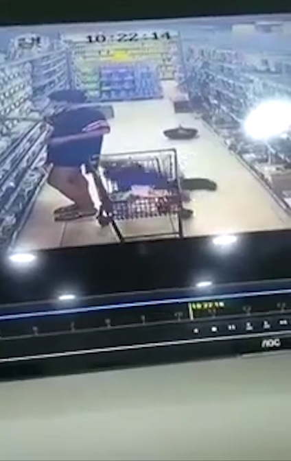 중국 한 마트에서 여성 스커트 속을 훔쳐 보는 남성 모습(유튜브 영상 캡처)