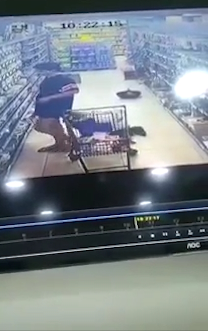 중국 한 마트에서 여성 스커트 속을 훔쳐 보는 남성 모습(유튜브 영상 캡처)