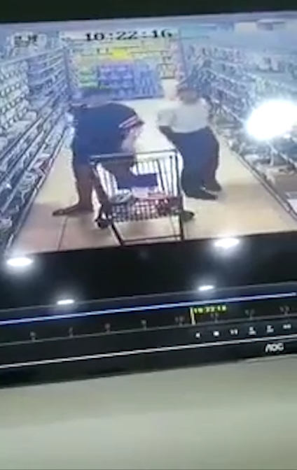 중국 한 마트에서 여성 스커트 속을 훔쳐 보는 남성 모습(유튜브 영상 캡처)