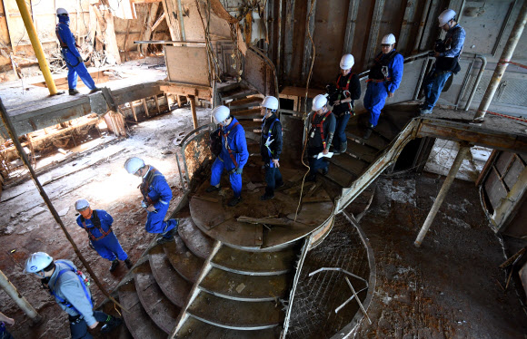 세월호 3층 중앙로비 둘러보는 기자들