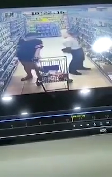 중국 한 마트에서 여성 스커트 속을 훔쳐 보는 남성 모습(유튜브 영상 캡처)