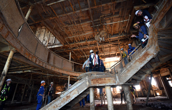 바로 선 세월호 3층 로비 계단