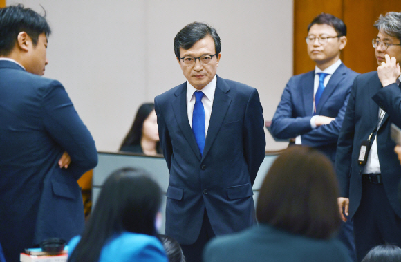 24일 청와대 김의겸 대변인이 개헌안 투표 불성립 관련해 브리핑후 기자들 질문을 받고 있다. 안주영 기자 jya@seoul.co.kr