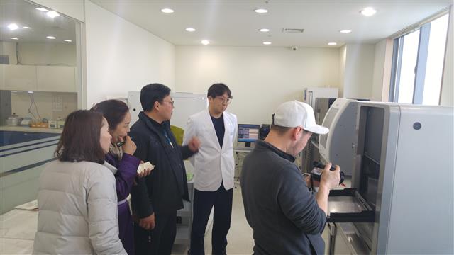 몽골 사립병원협회 시찰단이 지난 4월 22일 울산을 방문해 남구 CK치과에서 의료기기를 살펴보고 있다.<br>울산 남구 제공.