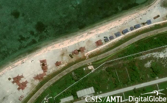 중국의 인공섬 건설 및 군사화로 분쟁이 격화되고 있는 남중국해 파라셀군도(시사군도)의 인공섬 우디섬의 해안가를 따라 새로 건설된 중국군의 새로운 군사시설들이 보인다. 해양문제를 연구하는 미국 전략국제문제연구소(CSIS)의 AMTI가 지난 12일의 인공위성 사진을 분석해 24일 공개했다.  CSIS AMTI 제공·로이터 연합뉴스