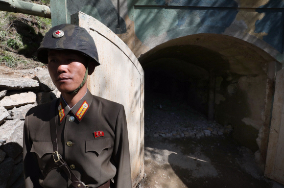 24일 북한 핵무기연구소 관계자들이 함경북도 길주군 풍계리 핵실험장 폐쇄를 위한 폭파 작업을 했다. 북한 군인이 2번 갱도 앞을 지키고 있다. 사진공동취재단