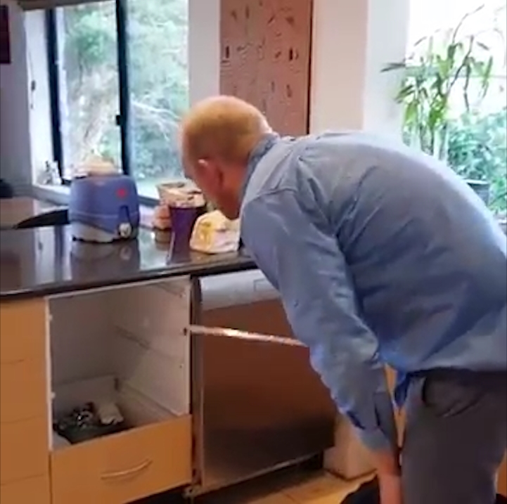 호주 한 가정집 부엌 서랍장 속에 꽈리를 틀고 있는 붉은배검정뱀 모습(유튜브 영상 캡처)